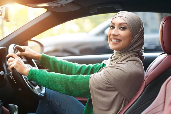 Positieve glimlachende moslim vrouw rijden haar nieuwe auto — Stockfoto
