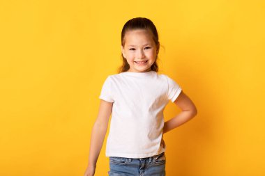 Gülümseyen Asyalı kız poz veriyor ve kameraya bakıyor.