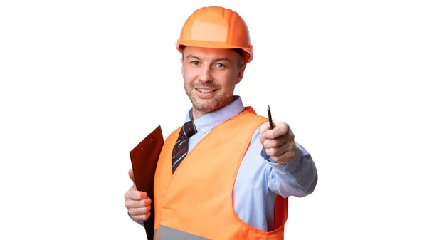 Constructor de casas que ofrece la pluma para firmar el contrato de trabajo sobre fondo blanco — Foto de Stock