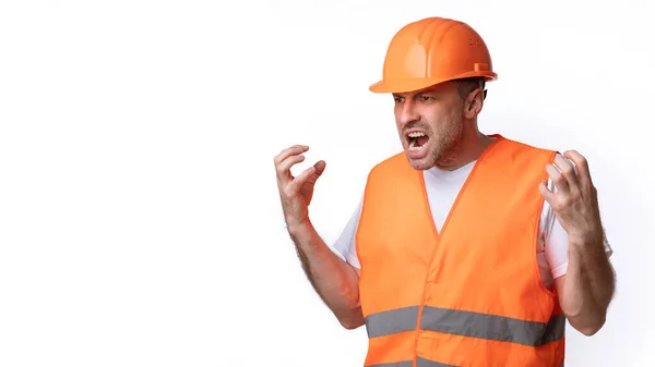 미친 건설 노동자, 감성적으로 하얀 배경 위에서 서 외치는 파노라마 — 스톡 사진