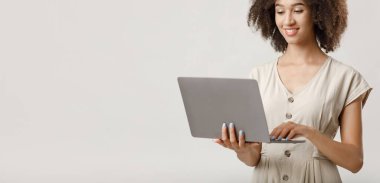 İnternette sörf yapmak, uzaktan çalışmak ve online iletişim kurmak.