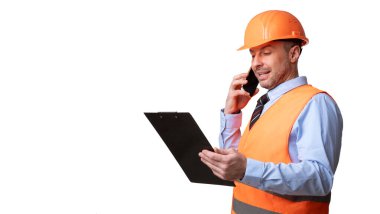 Üniformalı İnşaatçı telefonda konuşuyor. Beyaz arka planda duruyor.