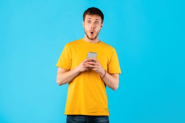 Stüdyoda cep telefonunu kullanan inanılmaz bir adam.