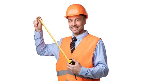 Costruttore Worker Holding strumento di misura nastro Posa su sfondo bianco — Foto Stock