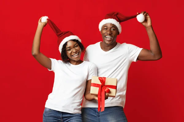 Afrikansk amerikansk man och kvinna har roligt under julfirandet — Stockfoto