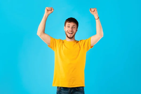 Retrato de homem feliz gritando com punhos levantados — Fotografia de Stock