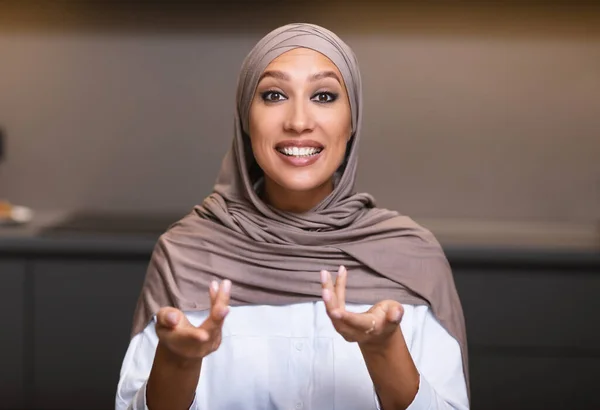Wanita Muslim Berbicara Melihat di Kamera Duduk di Dapur Dalam Ruangan — Stok Foto