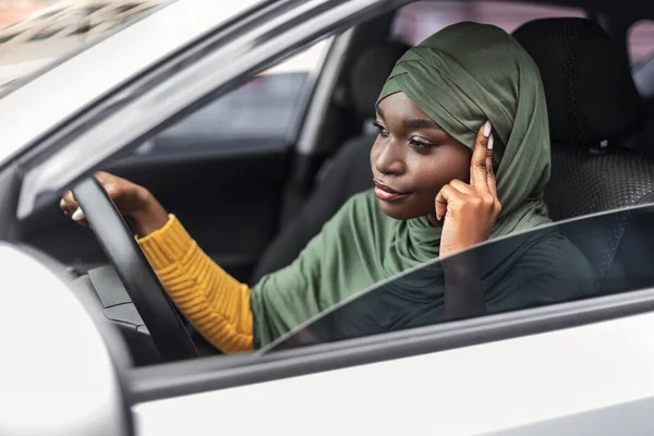 히잡 에서 차를 몰고 가는 흑인 회교도 여인 — 스톡 사진