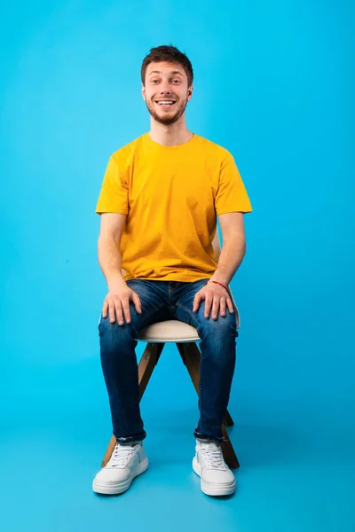 Retrato de un joven guapo sentado en la silla —  Fotos de Stock