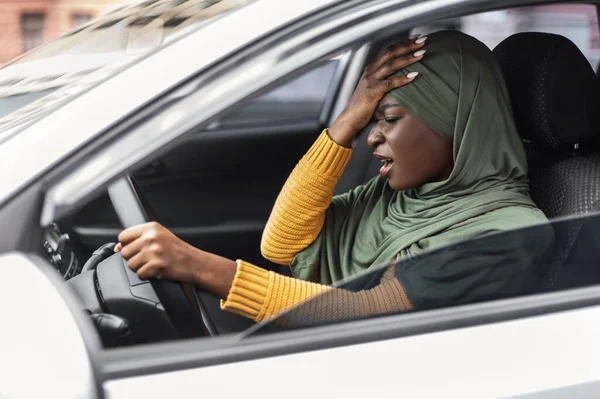 Rijden Angst. Gestresste zwarte moslim dame in hidjab met auto-ongeluk — Stockfoto