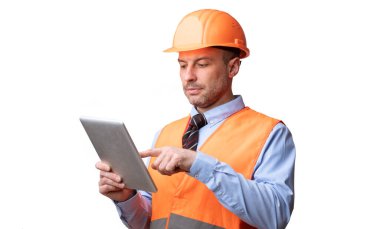 Beyaz Stüdyo Arkaplanı Üzerinde Çalışan Dijital Tablet kullanan Bina Mühendisi