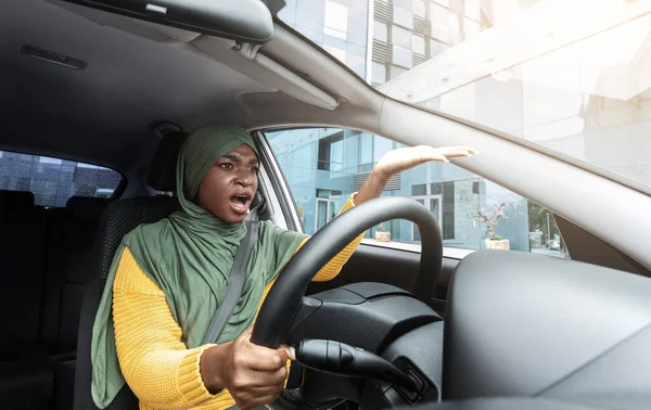 Trafic Stress. Vervreesde zwarte moslim vrouw klagen over iets tijdens het rijden auto — Stockfoto