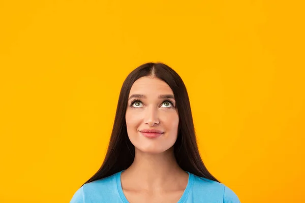 Retrato de senhora sorrindo olhando para o espaço de cópia — Fotografia de Stock