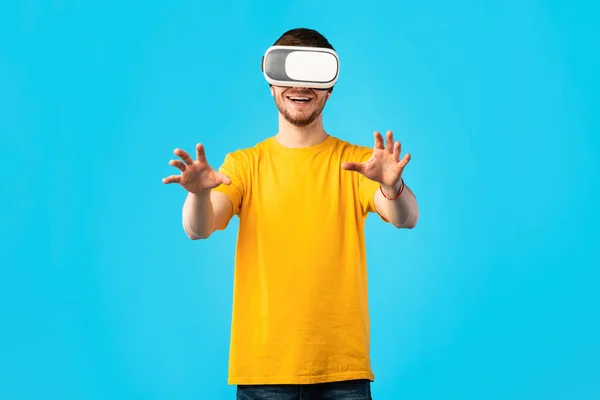 Man wearing virtual reality headset at the studio — Stock Photo, Image
