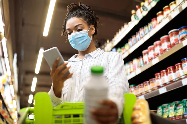 Black Lady In Mask Using Phone Shopping In Grocery Shop — Stock Photo, Image