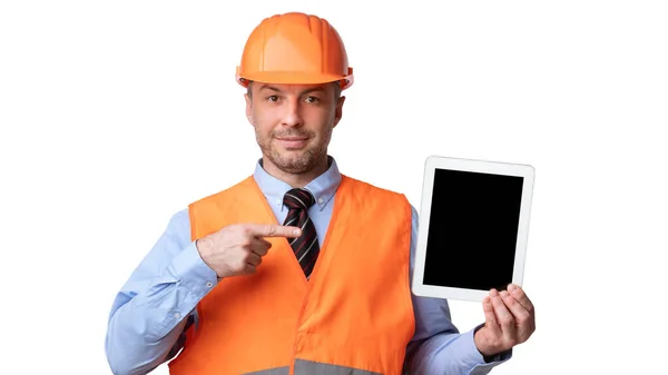 Builder Εμφάνιση Tablet υπολογιστή δείχνοντας το δάχτυλο στην οθόνη, Λευκό φόντο — Φωτογραφία Αρχείου