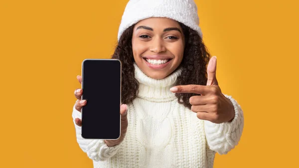 Afrikaans amerikaanse vrouw tonen blanco mobiele telefoon scherm — Stockfoto