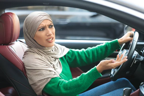 Boze moslim vrouw rijden haar auto en ruzie maken — Stockfoto
