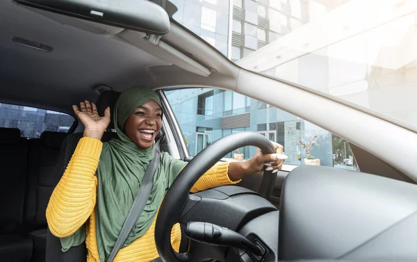 도로의 재미. 히잡에서 춤을 추는 행복 한 아프리카 회교도 여자 — 스톡 사진