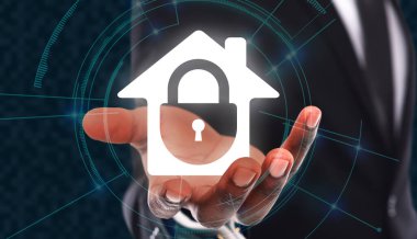 Elinde kilitli ev simgesinin hologramını tutan siyah adam.