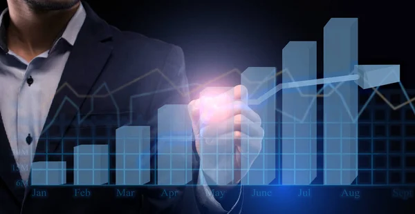 Bedrijfsgroeiconcept. Onherkenbare zakenman tekenen op digitaal scherm met economische grafiek — Stockfoto