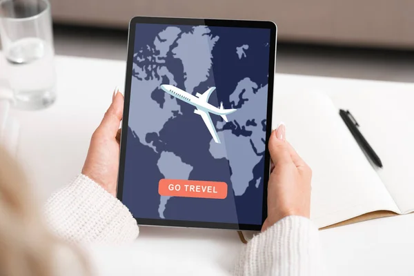 Nowoczesna podróż i rezerwacja online. Mapa, samolot i przejść przycisk podróży na ekranie tabletu cyfrowego — Zdjęcie stockowe