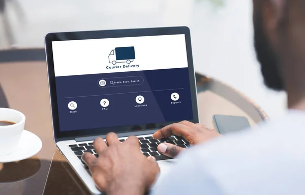 Achats modernes et livraison à domicile ou au bureau. Afro-Américain travaillant à l'ordinateur portable — Photo