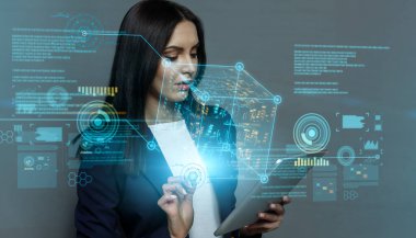 Gelecekçi siber teknolojiler. Tablet kullanan genç iş kadınlarıyla kolaj ve dijital verilerle sanal hologramlar
