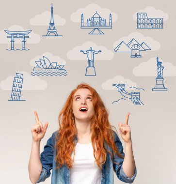 Heyecanlı kız turistik yerleri işaret ediyor. İkonalar, gri arka plan.
