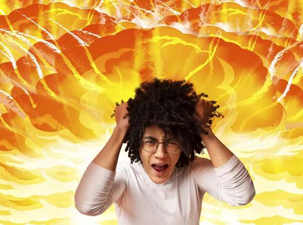 Emotionele Afro-Amerikaanse man trekt zijn haar in woede en schreeuwen op explosie achtergrond, collage — Stockfoto