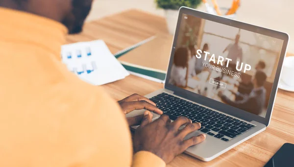 흑인 사업가를 사용하여 온라인 시작 자신의 노트북, 파노라마에 자신 의 BUSINESS 플랫 폼을 시작 — 스톡 사진
