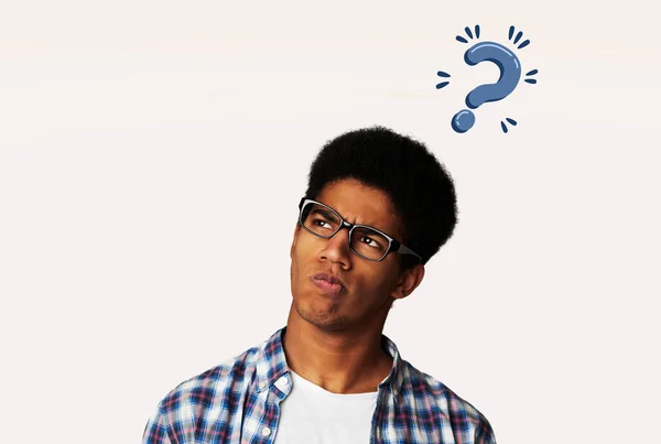 Pensativo hombre negro con signo de interrogación sobre su cabeza que tiene dudas sobre su solución problema, collage creativo —  Fotos de Stock