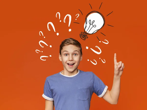 Genio adolescente que encuentra una solución brillante a un problema difícil, mirando feliz y apuntando a la bombilla, collage — Foto de Stock