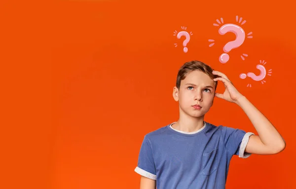 Umtriebiger Teenager auf der Suche nach Problemlösung auf orangefarbenem Hintergrund, Collage mit Fragezeichen. Kopierraum — Stockfoto