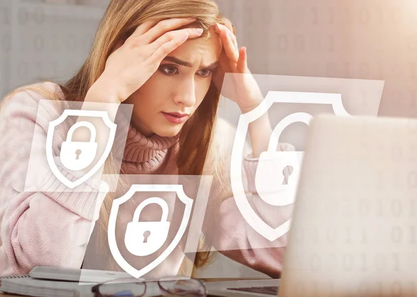 Расстроенная женщина держит голову руками и смотрит на компьютер — стоковое фото
