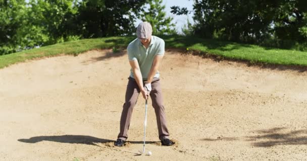 Jogador de golfe masculino praticando jogo ao ar livre, balançando vara de golfe e bater bola — Vídeo de Stock