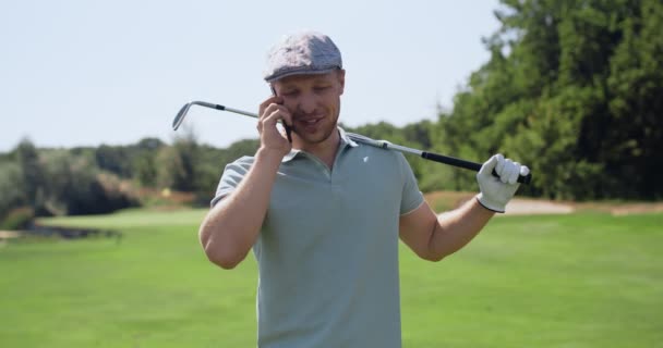 Hobby y negocios. Hombre de negocios de confianza hablando por teléfono en el campo de golf, tomando un descanso en las actividades de ocio de fin de semana — Vídeo de stock