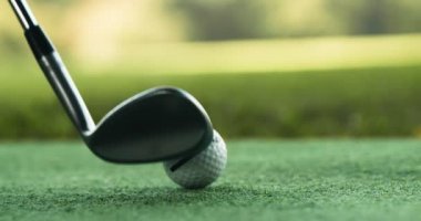 Yeşil sahada golf oyuncusunun topa vurması, profesyonel turnuva eğitimi