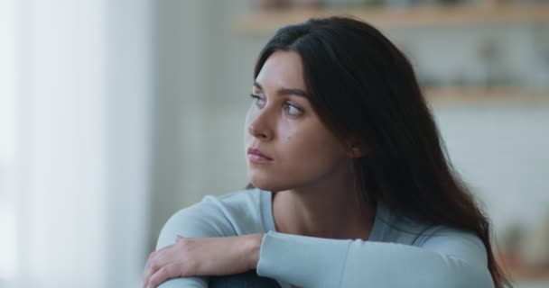 Seizoensdepressie. jong triest vrouw weg te kijken, lijden aan stemmingswisselingen thuis, close up — Stockvideo