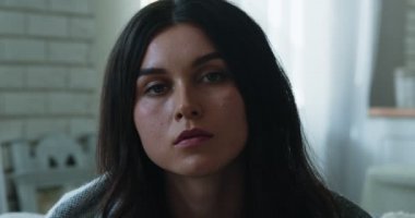 Evinde sonbahar depresyonundan muzdarip depresif genç kadına yakın dur.