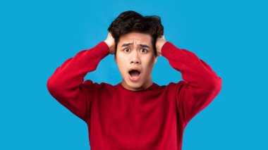 Korkmuş adam suratını buruşturuyor, mavi stüdyoya bağırıyor.