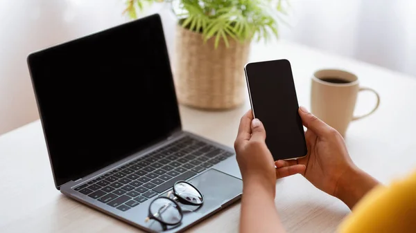 Afroamerikansk kvinne som bruker smarttelefon med svart skjerm – stockfoto