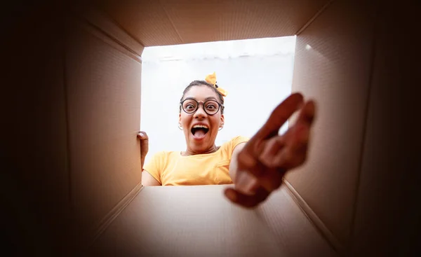 Ενθουσιασμένη Αφρικανή γυναίκα σε γυάλινα κουτιά ξεπακετάρισμα χαρτοκιβωτίων — Φωτογραφία Αρχείου
