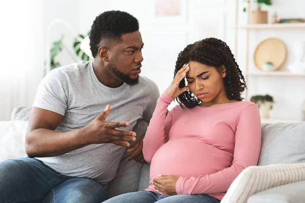 Angry black man fighting with his upset pregnant wife — Stock Photo, Image