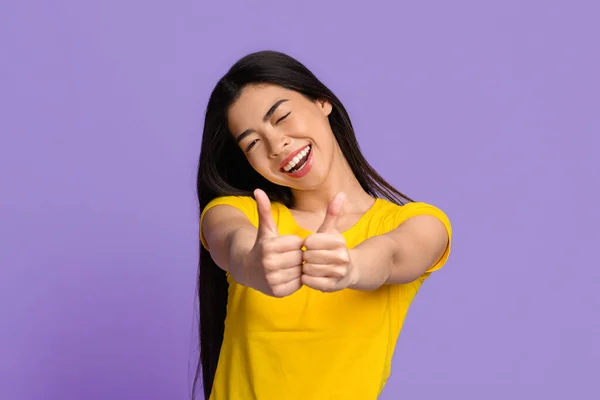 Îmi place. Joyful Tineri Asiatic Femeie Arată Thumbs În sus La Camera — Fotografie, imagine de stoc