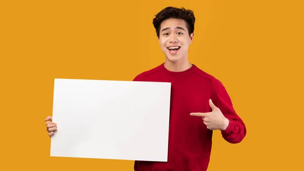 Asiático chico holding blanco publicidad tablero en blanco —  Fotos de Stock