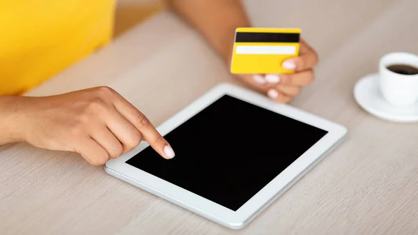 Czarna kobieta stosująca tabletkę z makietą i kartą kredytową — Zdjęcie stockowe