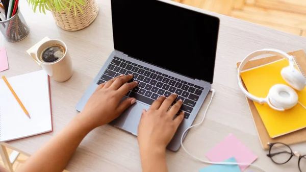 Mujer afroamericana usando computadora portátil con pantalla de burla vacía negra —  Fotos de Stock