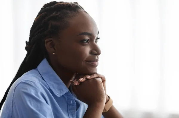 Jövőtervezés. Side View Portré Of Pensive fiatal afro-amerikai nő álmodozás — Stock Fotó