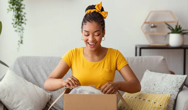 Boldog fekete nő kipakolás doboz után online vásárlás — Stock Fotó